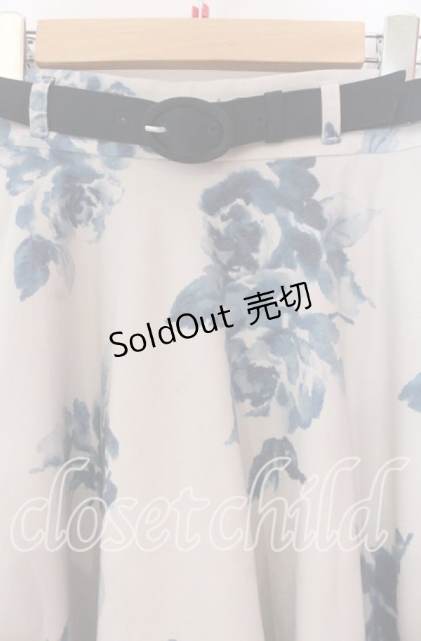 画像2: an another angelus / ベルト付きアートローズ柄フレアースカート【洗える】 F ブルー O-25-12-04-017-CA-SK-OW-OS (2)