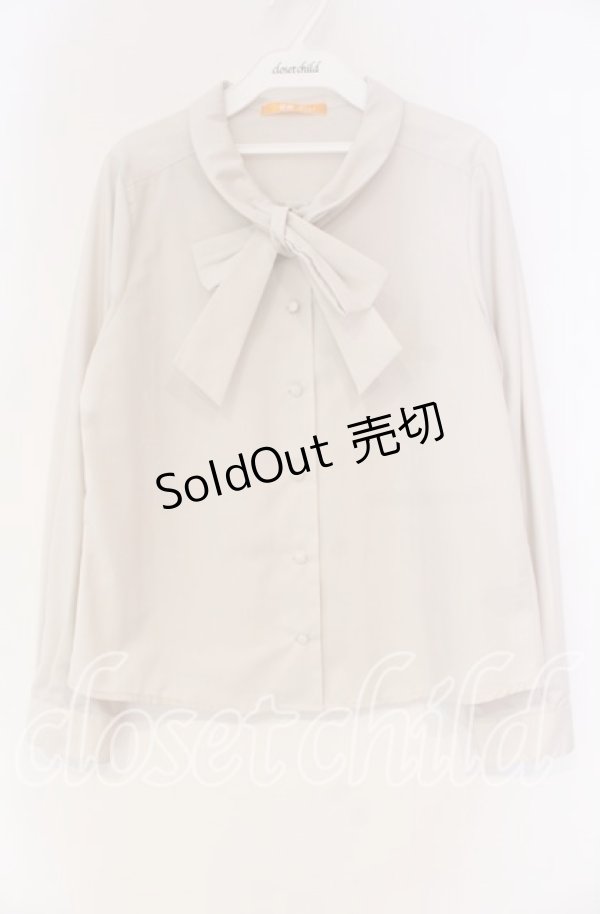 画像1: Fi.n.t  / タックリボンタイシャツ F ベージュ O-25-12-04-022-LO-BL-OW-OS (1)