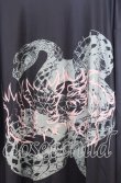 画像2: NieR CLOTHING / スネークプリントワイドカットソー  ブラック O-25-12-05-059-PU-TO-YM-ZT1211F (2)