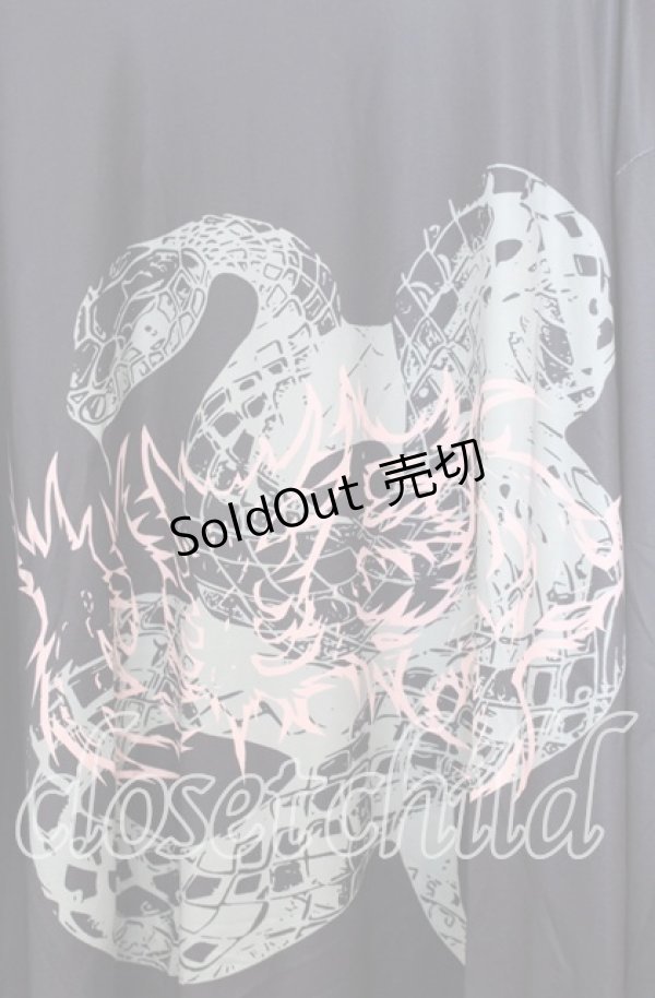 画像2: NieR CLOTHING / スネークプリントワイドカットソー  ブラック O-25-12-05-059-PU-TO-YM-ZT1211F (2)