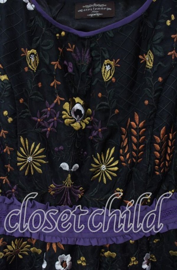 画像2: axes femme NOSTALGIE / アンティーク柄総刺繍ワンピース  クロ×パープル O-25-12-06-069-AX-OP-IG-OS (2)