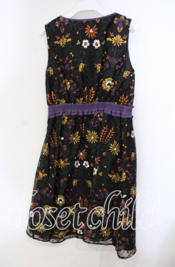 画像3: axes femme NOSTALGIE / アンティーク柄総刺繍ワンピース  クロ×パープル O-25-12-06-069-AX-OP-IG-OS (3)