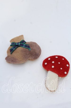 画像: PINK HOUSE / ウィンターフォレストトリートモチーフミニブローチセット  ミルクティ(キノコ・リスクッキーモチーフセット) O-25-12-07-094-LO-AC-OW-OS