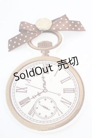 画像: ALICE and the PIRATES / 時計うさぎのワッペンブローチ  ブラウン O-25-12-11-1062-PA-AC-OW-OS