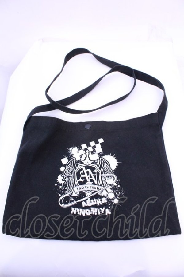 画像1: TRAVAS TOKYO / 【アイドルマスター シンデレラガールズ 二宮飛鳥×TRAVAS TOKYO】サコッシュ  ブラック O-25-12-11-1024-PU-BG-OW-ZT170 (1)