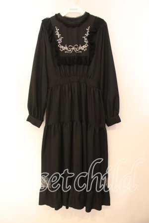 画像: axes femme POETIQUE / ブロッキングブーケ刺繍ワンピース  クロ O-25-12-13-082-AX-OP-IG-OS