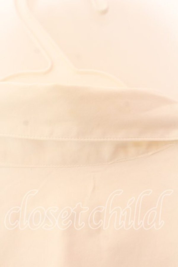 画像3: INGEBORG / 袖ロゴ刺繍タックブラウス  シロ O-25-12-17-041-LO-BL-IG-OS (3)