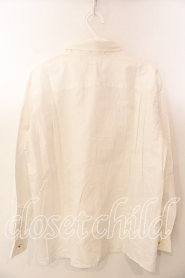 画像4: INGEBORG / 袖ロゴ刺繍タックブラウス  シロ O-25-12-17-041-LO-BL-IG-OS (4)