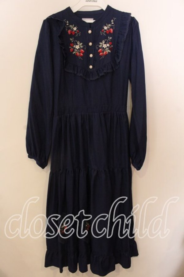 画像1: axes femme POETIQUE / ブロッキングベリー刺繍ワンピース  ネイビー O-25-12-17-081-AX-OP-IG-OS (1)