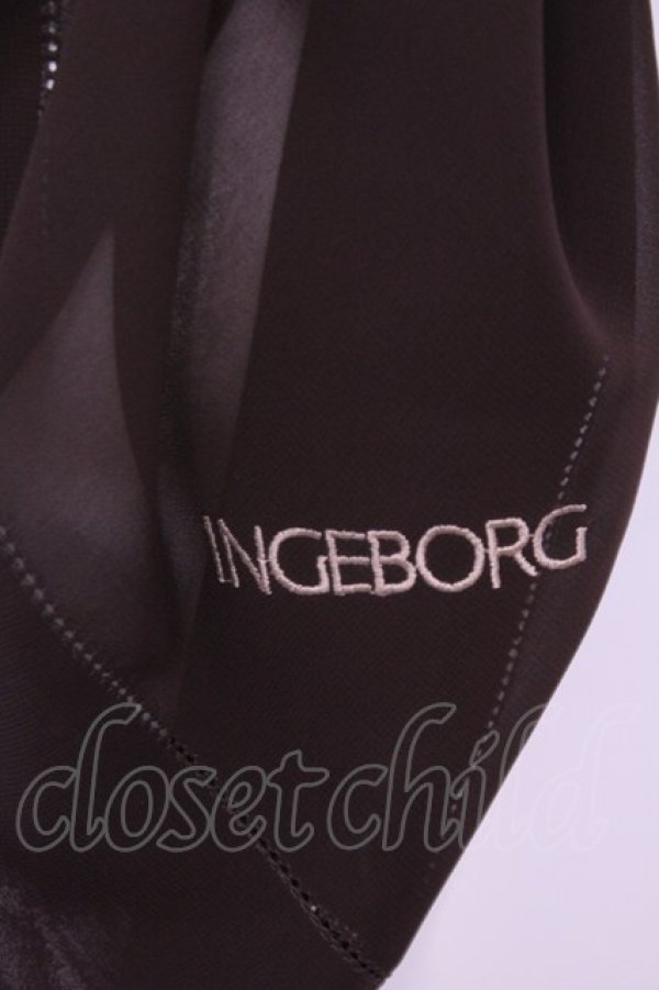 画像2: INGEBORG / ロゴ刺繍スクエアストール  ブラウン O-25-12-18-1045-LO-ZA-IG-OS (2)