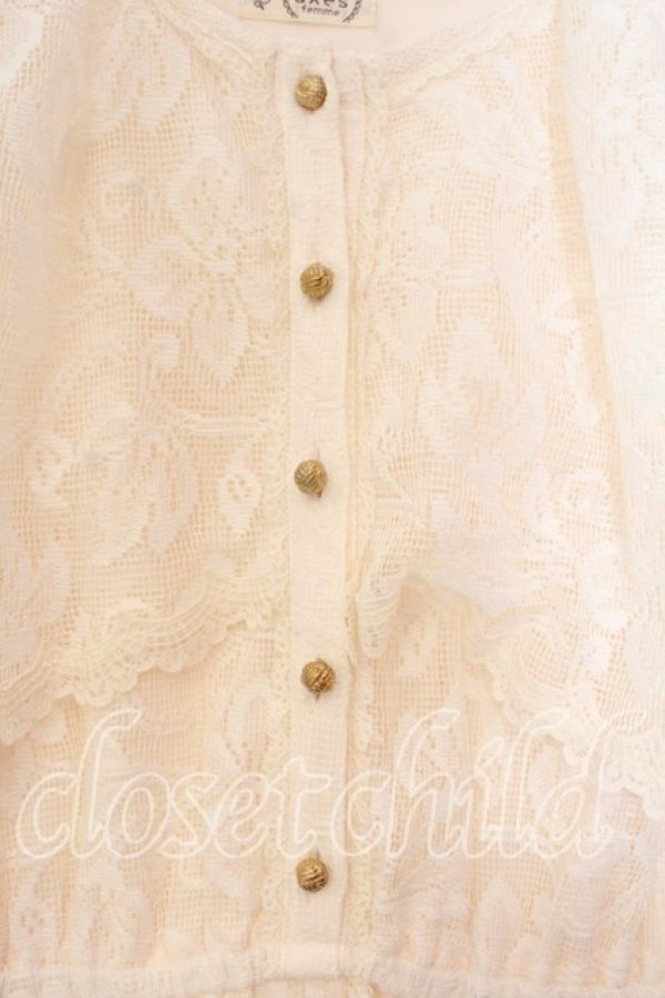 画像2: axes femme / ケープ風レースティアードワンピース  アイボリー O-25-12-20-043-AX-OP-IG-OS (2)