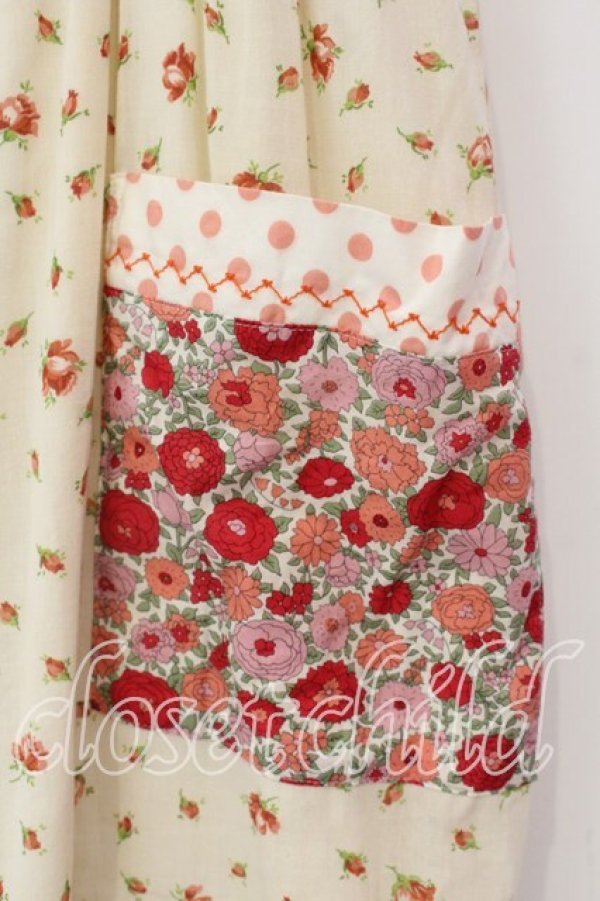 画像2: Jane Marple / リバティプリントのエプロン風ワンピース  アイボリー×ピンク O-25-12-20-057-JM-OP-IG-OS (2)