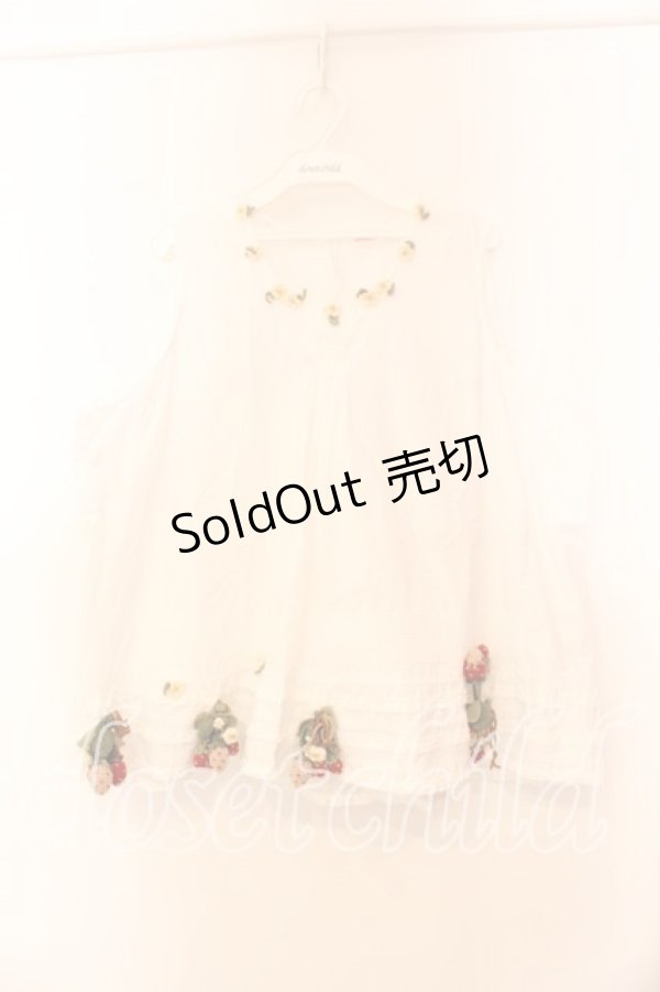 画像1: WONDERFUL WORLD / 苺編みぐるみ付きノースリーブブラウス  シロ O-25-12-25-067-LO-BL-IG-OS (1)