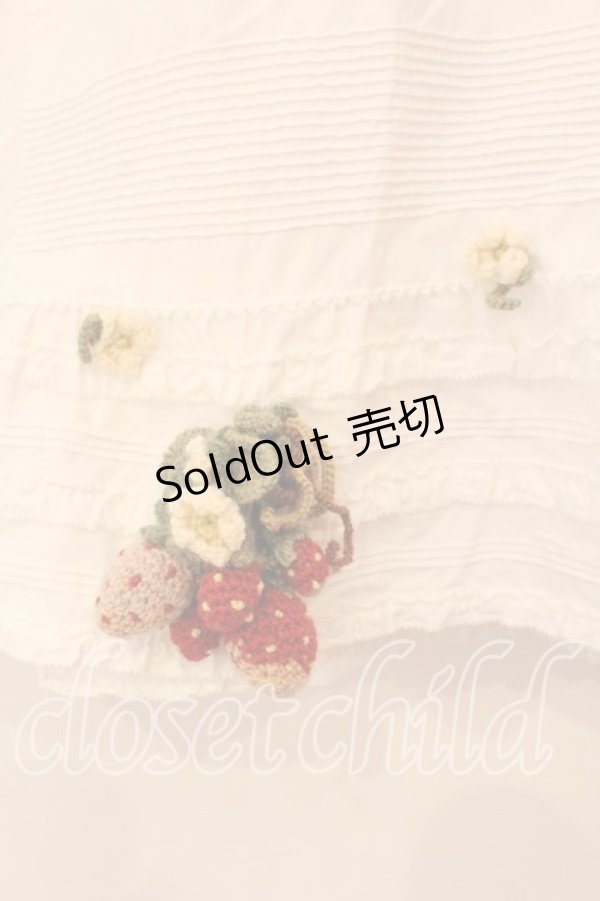 画像2: WONDERFUL WORLD / 苺編みぐるみ付きノースリーブブラウス  シロ O-25-12-25-067-LO-BL-IG-OS (2)