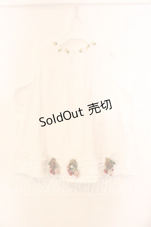 画像3: WONDERFUL WORLD / 苺編みぐるみ付きノースリーブブラウス  シロ O-25-12-25-067-LO-BL-IG-OS (3)