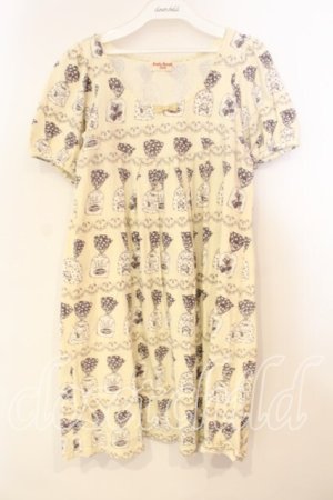 画像: Emily Temple cute / キャラメルパッケージ柄ワンピース  アイボリー O-25-12-29-018-ET-OP-OW-OS