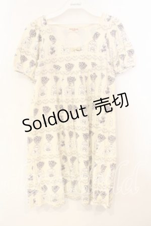 画像: Emily Temple cute / キャラメルパッケージ柄ワンピース  アイボリー O-25-12-29-018-ET-OP-OW-ZT465