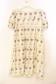 画像2: Emily Temple cute / キャラメルパッケージ柄ワンピース  アイボリー O-25-12-29-018-ET-OP-OW-OS (2)