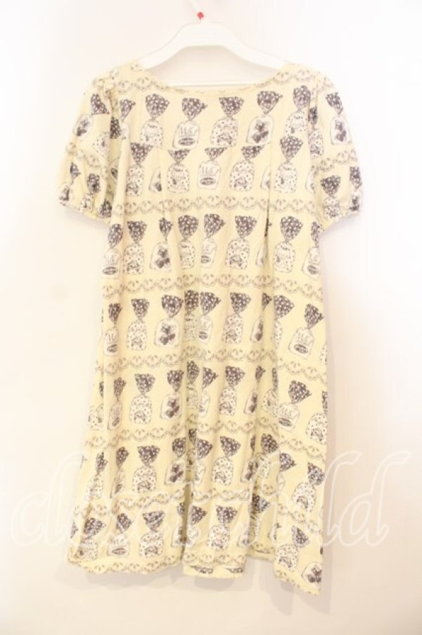 画像2: Emily Temple cute / キャラメルパッケージ柄ワンピース  アイボリー O-25-12-29-018-ET-OP-OW-OS (2)