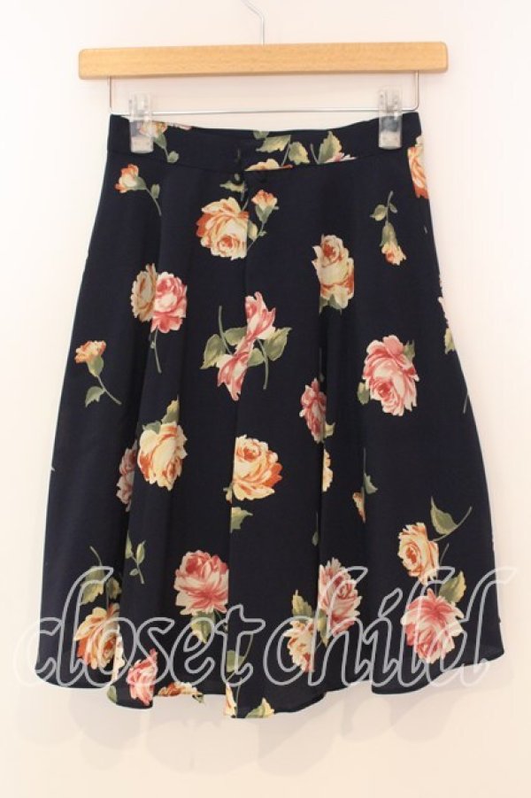 画像2: MILK / ローズプリントフレアースカート  ネイビー O-25-12-30-020-ML-SK-IG-OS (2)
