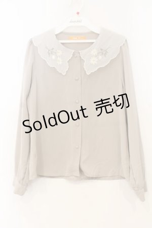 画像: Fi.n.t / フランネルフラワー刺繍ビッグカラーブラウス  ベージュ O-26-01-10-040-CA-BL-IG-ZT537