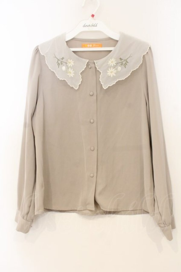 画像1: Fi.n.t / フランネルフラワー刺繍ビッグカラーブラウス  ベージュ O-26-01-10-040-CA-BL-IG-OS (1)