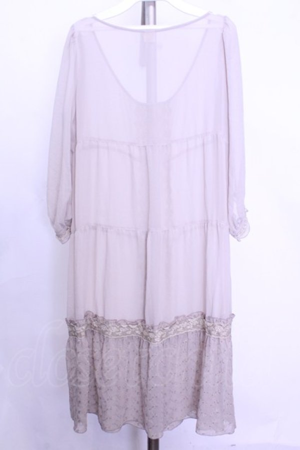 画像3: axes femme / 裾刺繍シフォンワンピース  ベージュ O-26-01-12-2026-AX-OP-IG-OS (3)