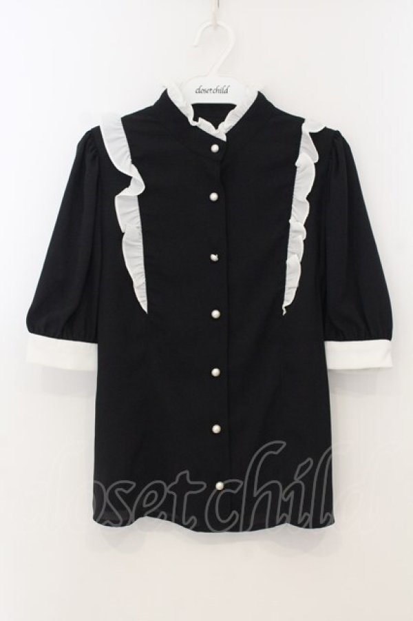 画像1: Jamie エーエヌケー / フリル立ち襟半袖ブラウス  クロ×シロ O-26-01-13-065-LO-TO-IG-OS (1)