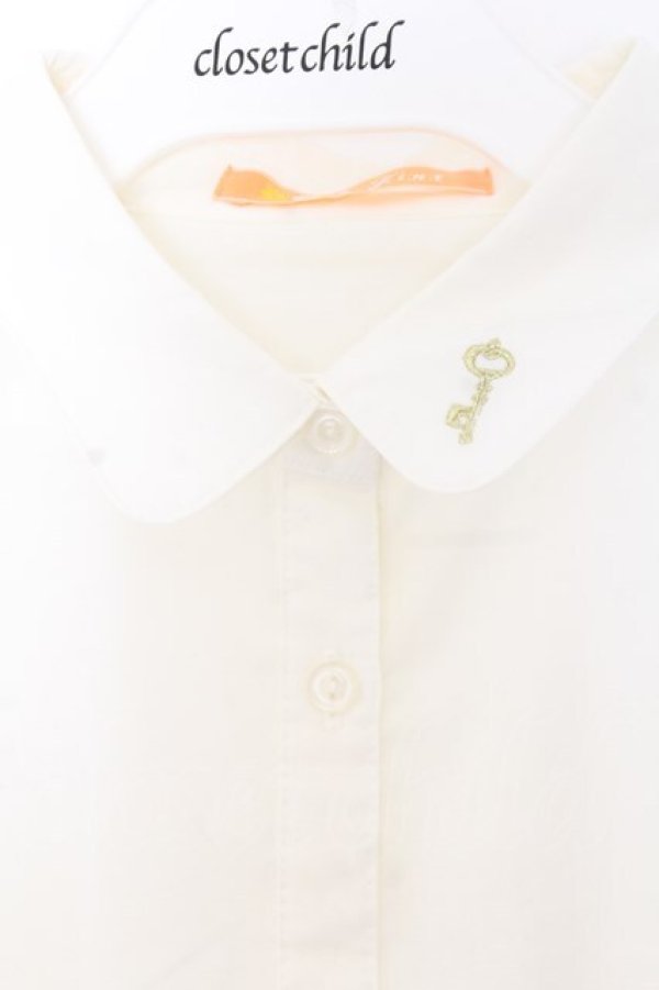 画像2: Fi.n.t / 鍵刺繍クレリックシャツ F アイボリー O-26-01-16-020-CA-BL-OW-OS (2)