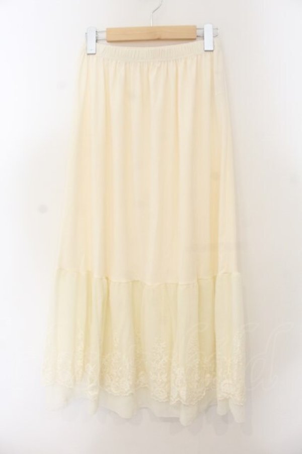 画像1: axes femme / 繊細刺繍レースペチスカート F キナリ O-26-01-17-056-AX-SK-OW-OS (1)
