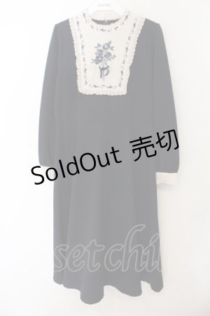 画像: Fi.n.t / 絵画風ヨーク刺繍ワンピース F ネイビー O-26-01-17-074-CA-OP-OW-OS