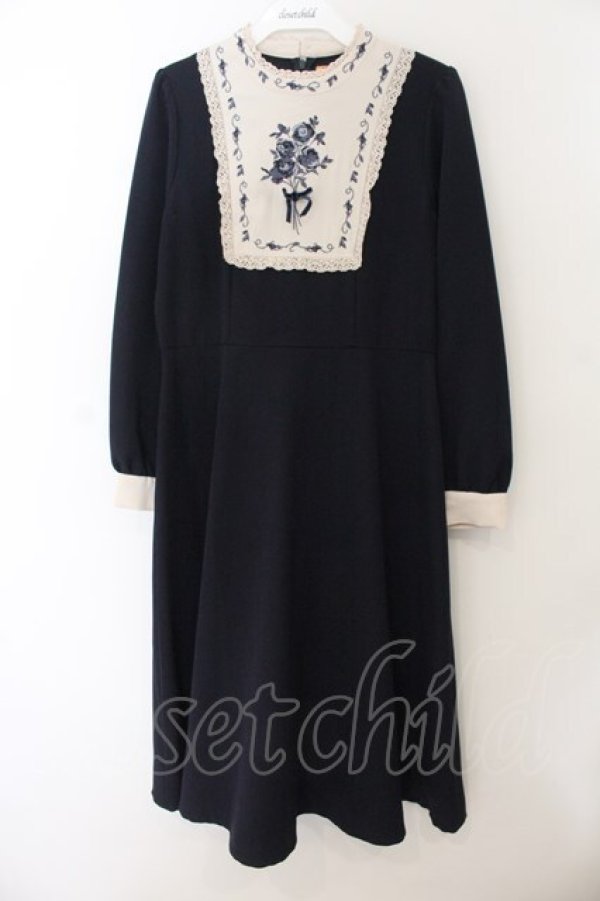 画像1: Fi.n.t / 絵画風ヨーク刺繍ワンピース F ネイビー O-26-01-17-074-CA-OP-OW-OS (1)