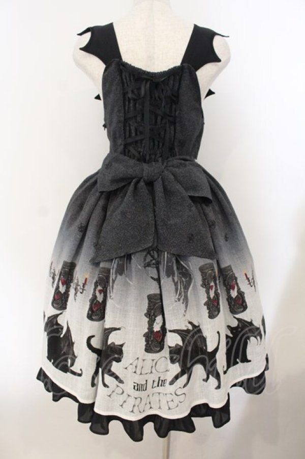 画像6: ALICE and the PIRATES / 悪魔猫と終末の砂時計柄ジャンパースカートI  クロ O-26-01-19-005-PA-OP-OW-OS (6)