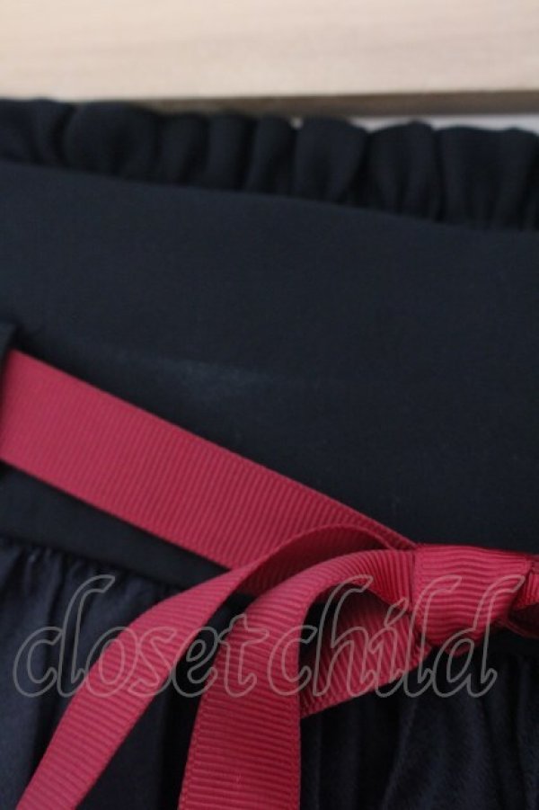 画像3: axes femme / 彼岸花柄プリーツスカート F クロ O-26-01-22-063-AX-SK-OW-OS (3)