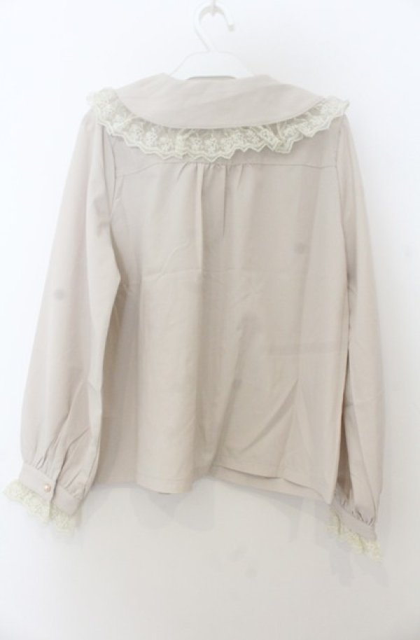 画像2: axes femme POETIQUE / レースデザインビッグ襟ブラウス M グレージュ O-26-01-23-036-AX-BL-OW-OS (2)