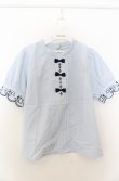 画像1: axes femme POETIQUE / トランプ刺繍プチリボンブラウス M サックス O-26-01-23-043-AX-BL-OW-OS (1)