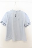 画像2: axes femme POETIQUE / トランプ刺繍プチリボンブラウス M サックス O-26-01-23-043-AX-BL-OW-OS (2)
