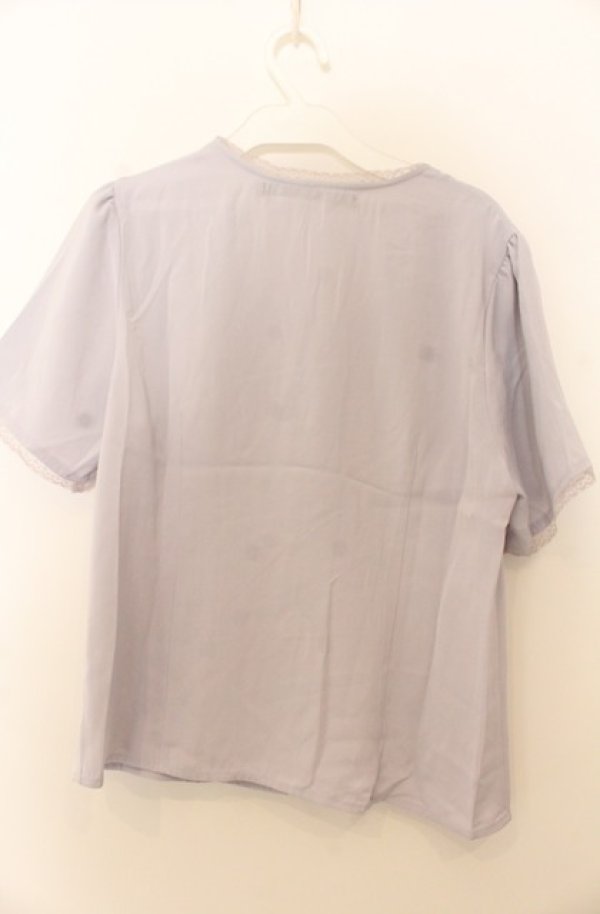 画像2: an another angelus / レース使いダイヤ開きブラウス F ラベンダー O-26-01-23-045-CA-BL-OW-ZT0127G (2)