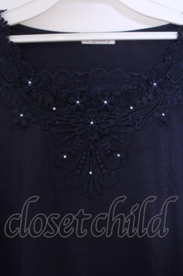 画像2: axes femme / フラワーレース使いインナープルオーバー M ネイビー O-26-01-28-015-AX-TO-OW-OS (2)