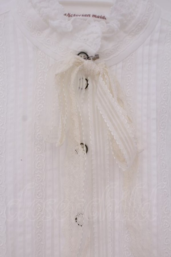 画像2: Victorian maiden / レースリボン付スタンドカラーブラウス  シロ O-26-01-29-046-CL-BL-OW-OS (2)
