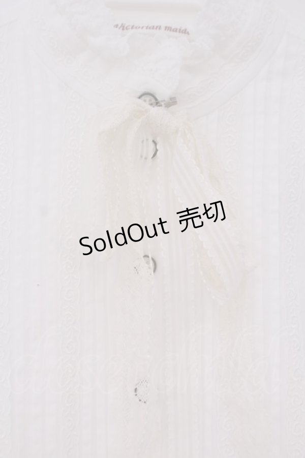 画像2: Victorian maiden / レースリボン付スタンドカラーブラウス  シロ O-26-01-29-046-CL-BL-OW-OS (2)