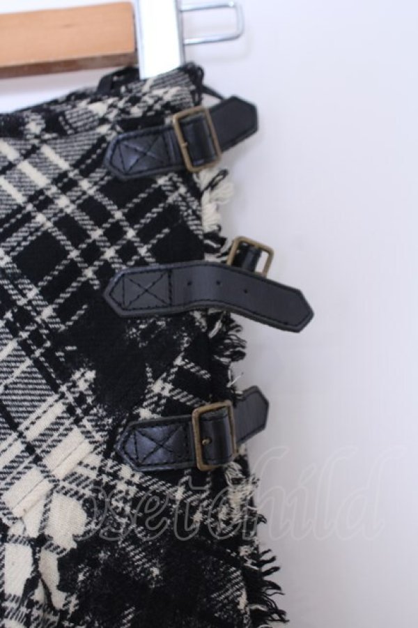 画像2: INGEBORG / ベルト付き薔薇チェックキルトスカート S アイボリー×クロ O-26-01-29-1064-LO-SK-IG-OS (2)