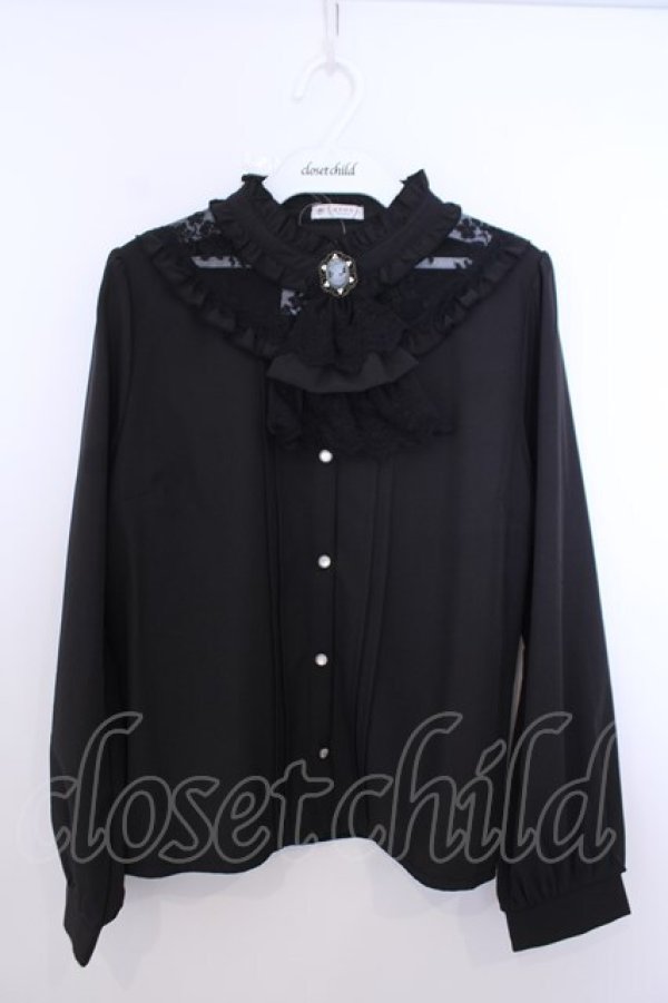 画像1: axes femme / カメオ×ジャボブローチ付ブラウス M クロ O-26-01-29-1011-AX-BL-OW-OS (1)