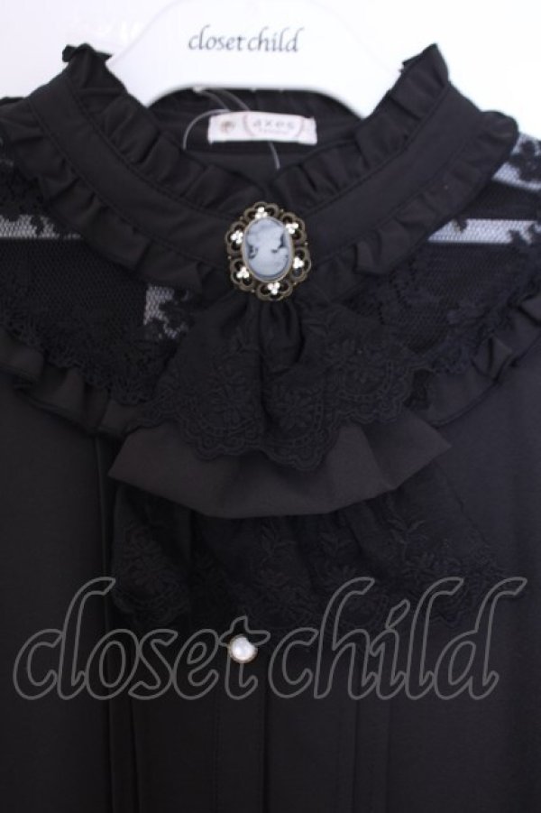 画像2: axes femme / カメオ×ジャボブローチ付ブラウス M クロ O-26-01-29-1011-AX-BL-OW-OS (2)