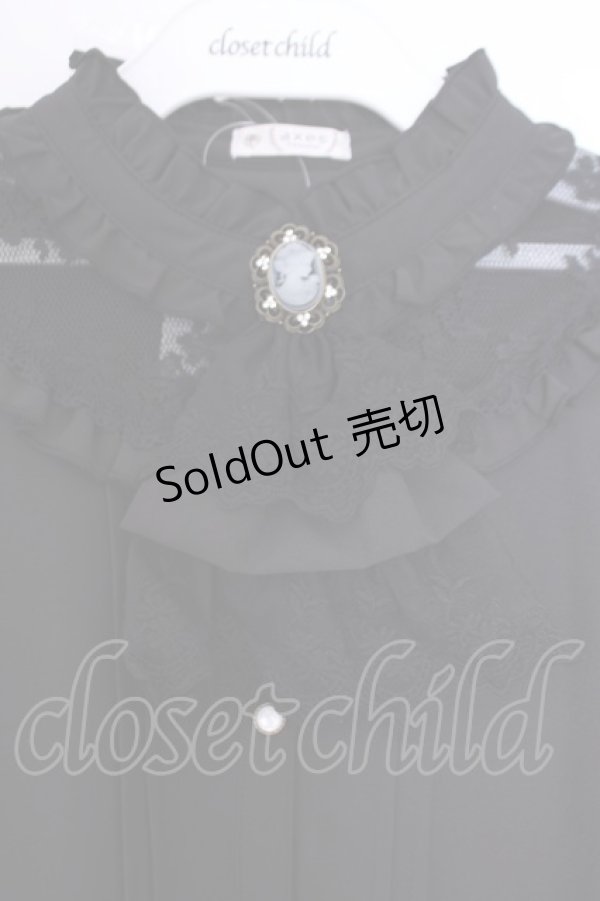 画像2: axes femme / カメオ×ジャボブローチ付ブラウス M クロ O-26-01-29-1011-AX-BL-OW-OS (2)