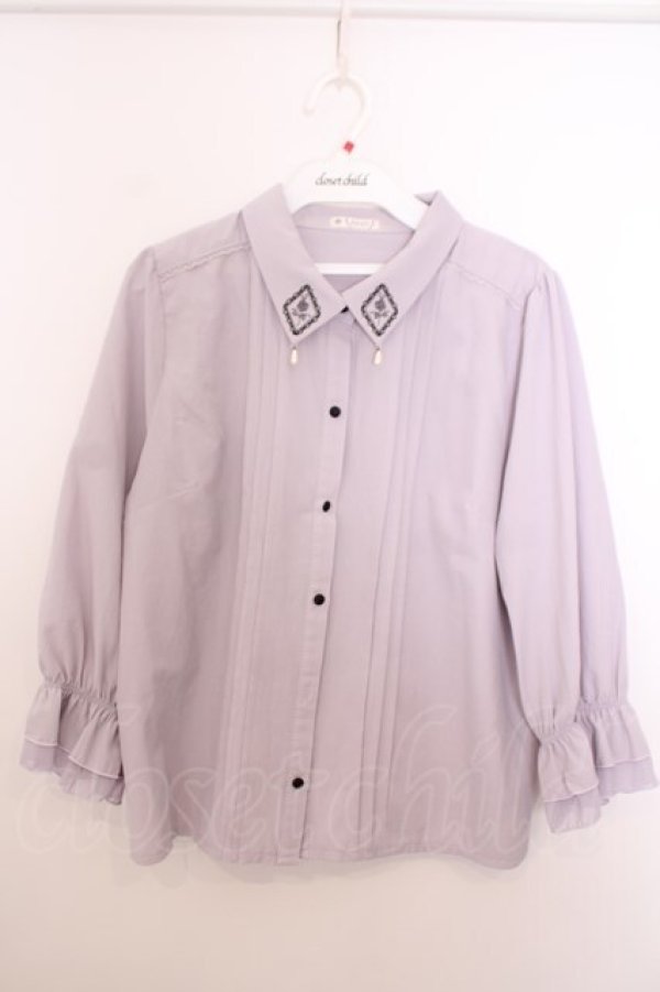 画像1: axes femme / タイ付きフレームローズ刺繍ブラウス F ラベンダー O-26-01-29-1024-AX-BL-OW-OS (1)