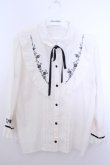 画像1: axes femme / バラ刺繍ヨーク切替七分袖ブラウス M キナリ O-26-01-29-1026-AX-BL-OW-OS (1)