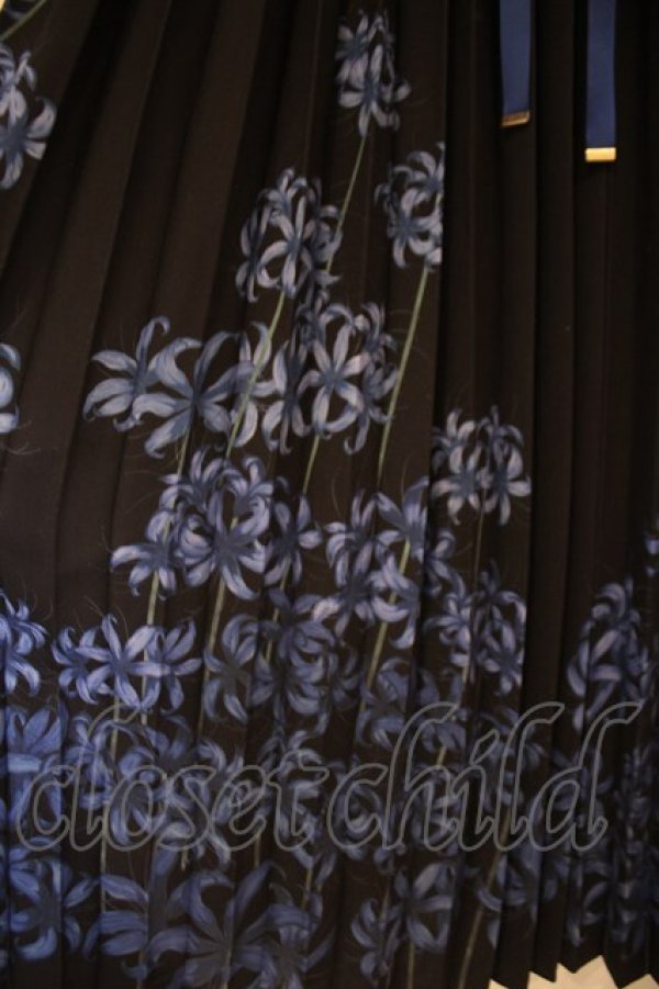 画像3: axes femme / 彼岸花柄プリーツジャンスカ F クロ×アオ O-26-02-03-018-AX-OP-OW-OS (3)