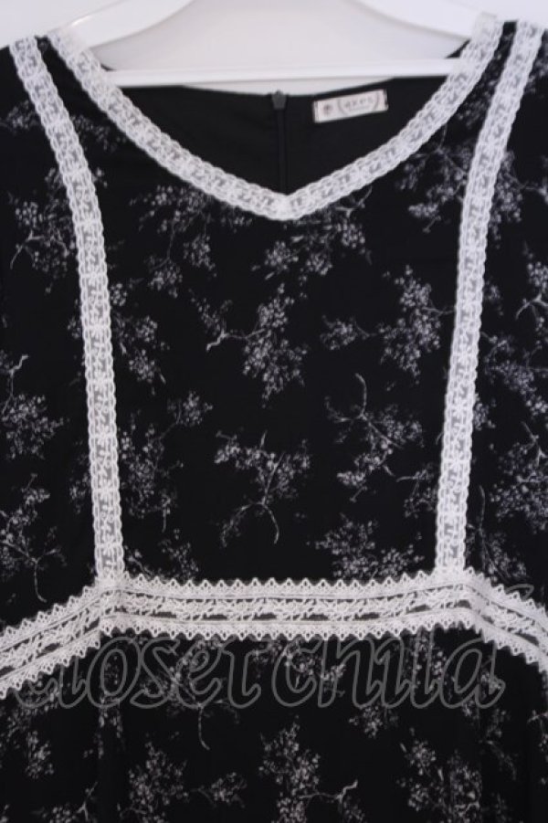 画像2: axes femme / レース使いティアード花柄ワンピース  クロ O-26-02-04-1068-AX-OP-IG-OS (2)