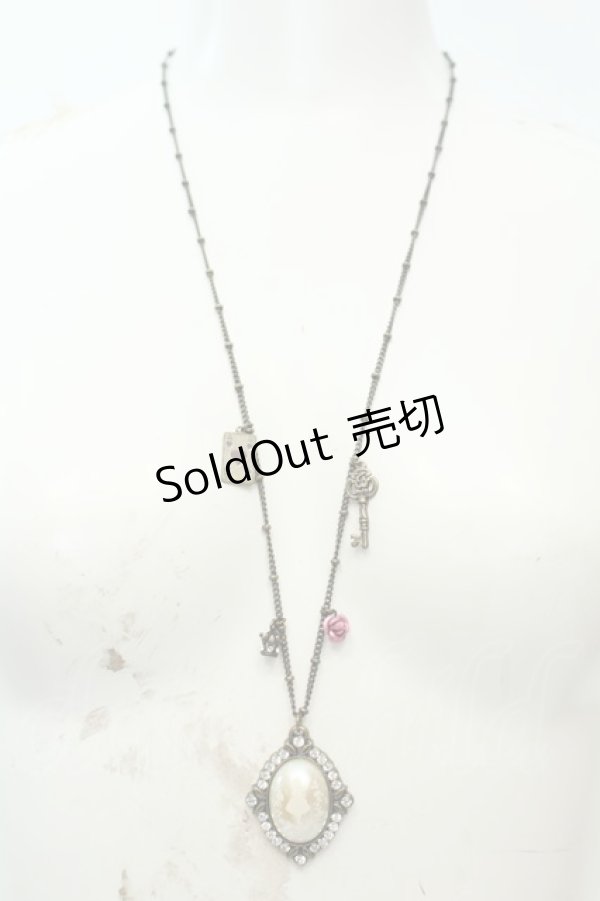 画像2: axes femme / DISNEYコラボアリスカボションネックレス  アンティークゴールド O-26-02-06-1062-AX-AC-OW-OS (2)